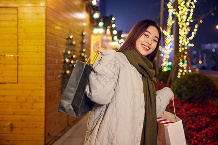 购物满载而归的青年女性图片