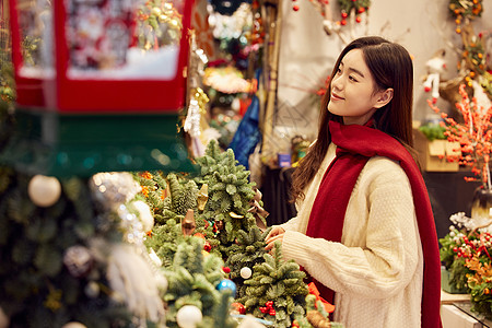 采购圣诞装饰的冬日女性图片