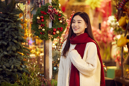 集市采购圣诞装饰的青年女性图片