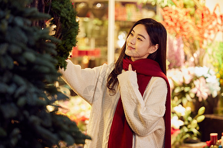 冬日美女逛圣诞集市图片