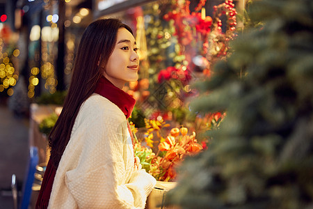 青年女性逛圣诞集市看橱窗图片