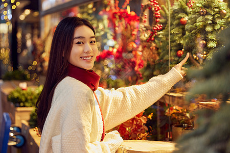 年轻美女在圣诞集市采购图片