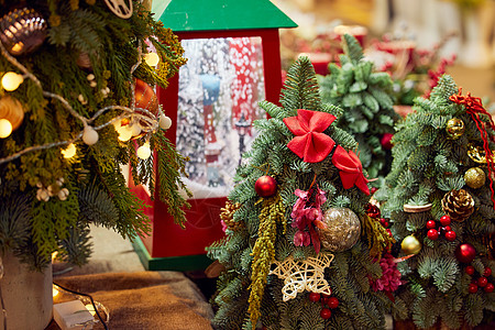 圣诞剪纸风圣诞集市上的圣诞装饰物背景