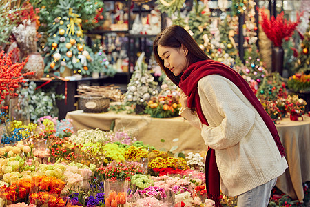 年轻女性集市挑选鲜花高清图片