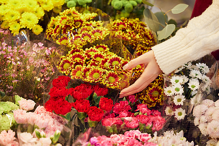 花瓶组合采购鲜花的青年女性特写背景