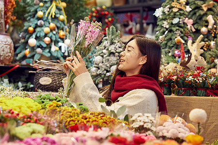 青年女性在花卉市场采购鲜花图片
