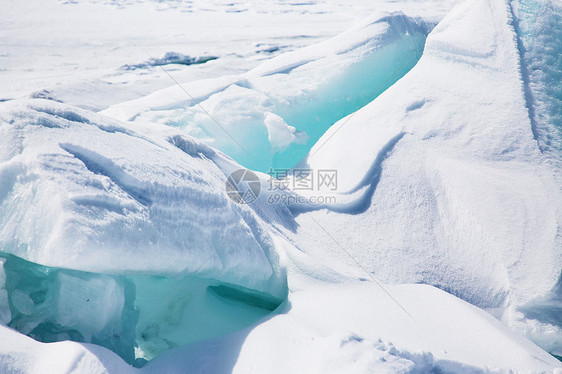 冬季新疆5A景区赛里木湖蓝冰图片