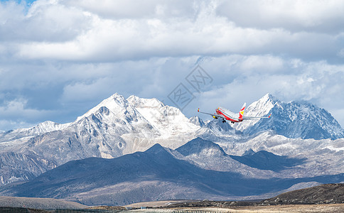 飞跃雪山的飞机背景图片