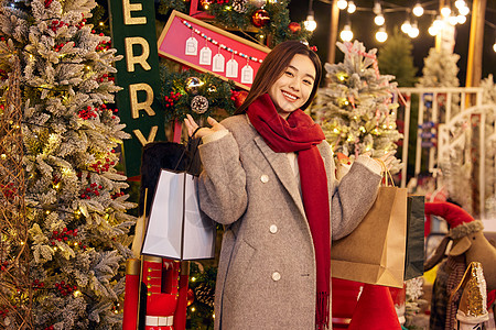 冬日女性夜晚逛圣诞市集图片