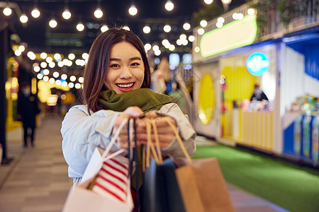 青年女性展示购物成果背景图片