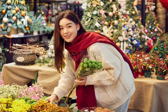 年轻女性集市挑选鲜花图片