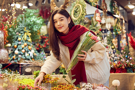 青年女性在花卉市场采购鲜花高清图片