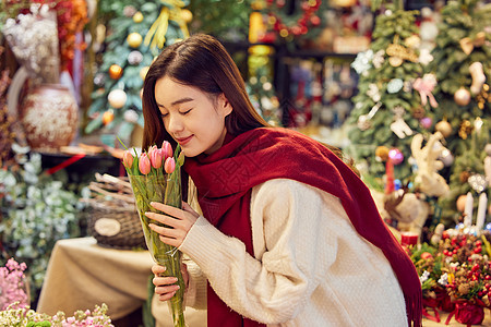 青年女性在花卉市场采购鲜花图片