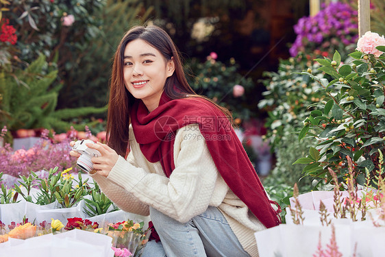 年轻女性花卉市场采购鲜花图片