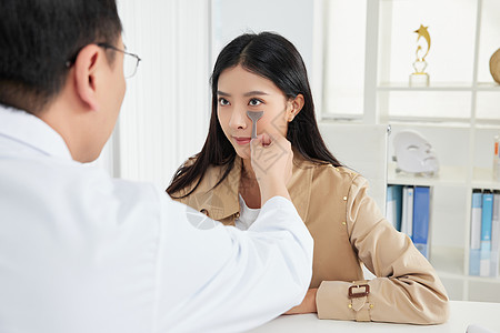 医生面诊美女测量面部眼睛比例图片