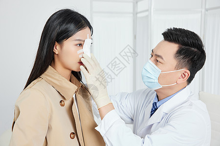 医生为鼻子整形患者做复查图片