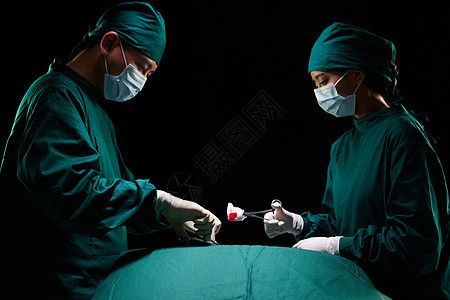 医生在手术室里做手术图片