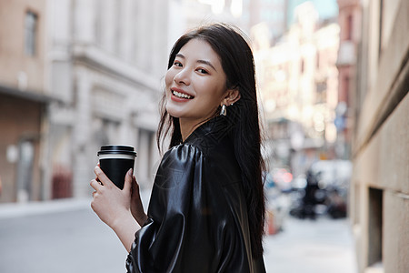 酷女孩时尚美女街边喝咖啡形象背景