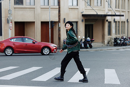 冬季街拍美女时尚女性街上行走背景