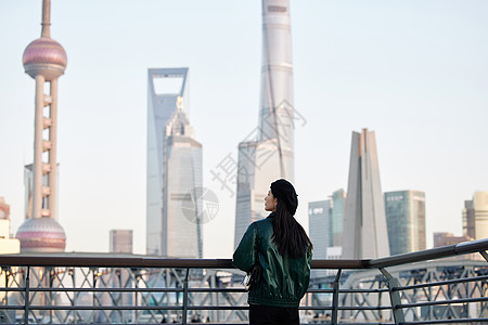 时尚女人背影时尚街头女孩看城市风景背影背景