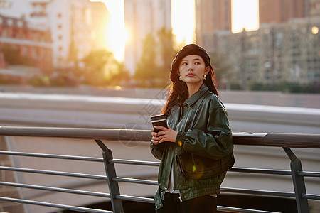 傍晚户外散步的年轻女性图片