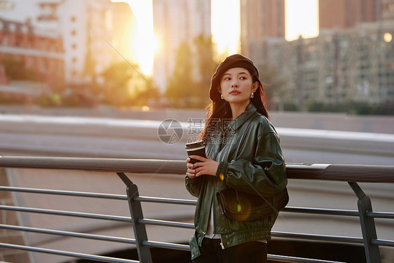 傍晚户外散步的年轻女性图片