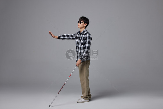 手拿盲杖的视障盲人形象图片