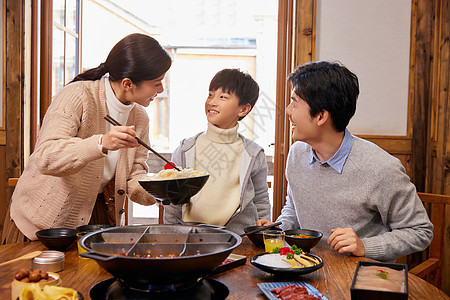 爸妈带孩子火锅店吃火锅背景图片