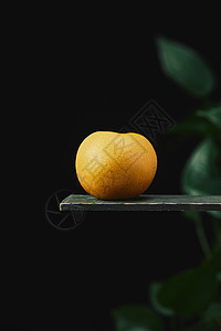 复古风木板上的秋月梨图片