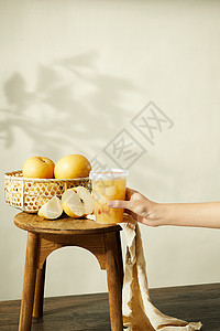 木凳上的秋月梨和秋月梨汤图片