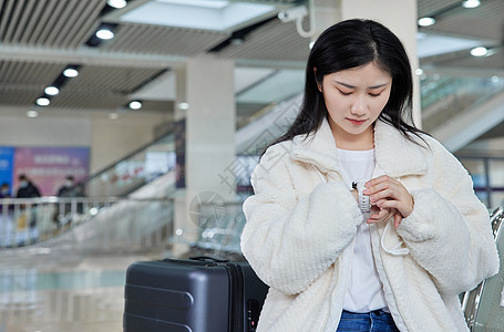 焦急等待登船的旅游女性图片