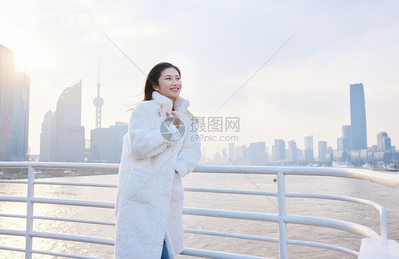 站在游轮栏杆边欣赏景色的女生图片