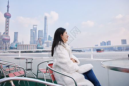 白天在游轮船上欣赏景色的女生图片