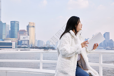 看书的女生白天在游轮船上看书阅读的女生背景