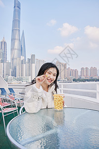 白天在游轮船上吃爆米花的旅游女生图片