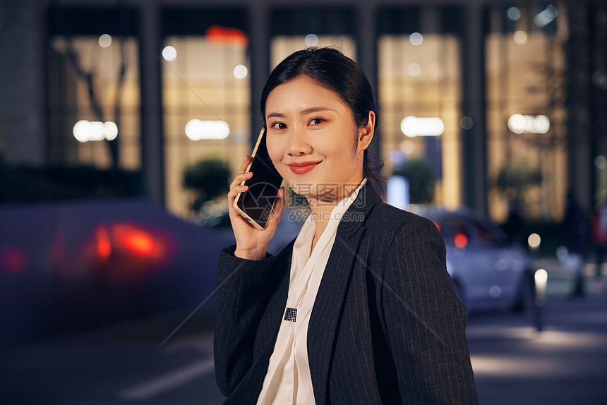 深夜加班打电话的都市女性图片