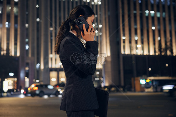 深夜站在路边打电话的都市女性图片