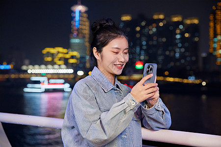 游轮上正在使用手机的女生图片