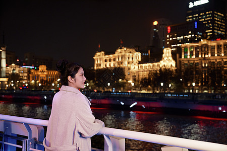 夜晚趴在游轮栏杆上的女生图片