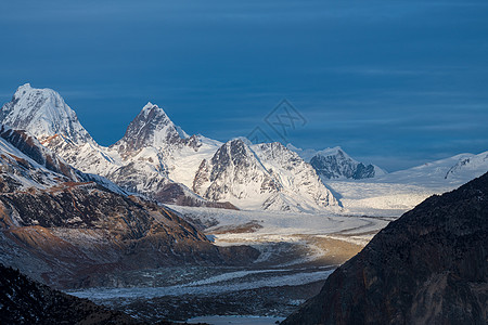 西藏来古冰川冬日风光背景