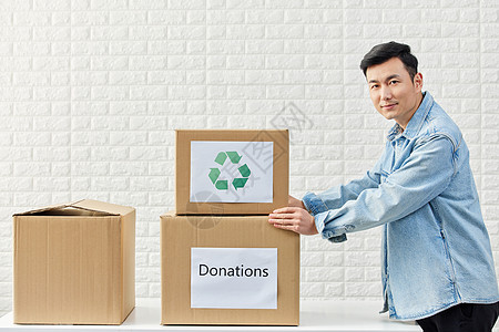 男性打包衣物回收捐赠图片