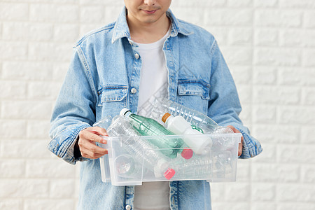 男性拿着塑料瓶回收再利用特写背景图片