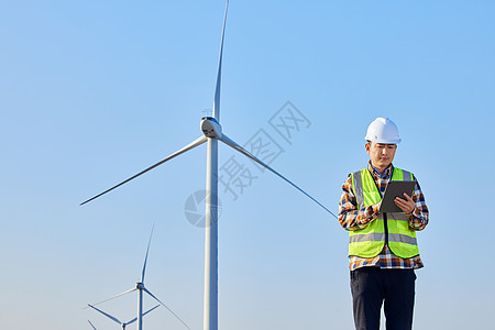  技术工人维护风力发电设备图片