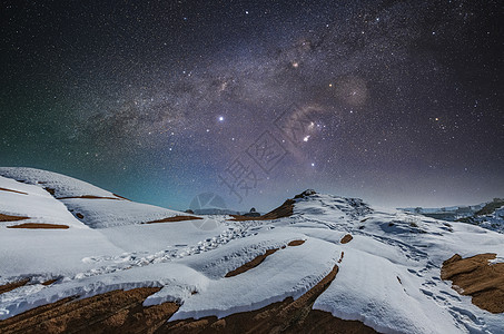 陕西波浪谷冬季雪景星空图片