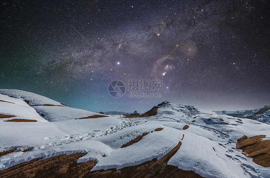 陕西波浪谷冬季雪景星空图片