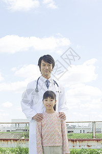 女孩和小鸟楼顶上的男医生和小女孩背景