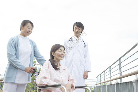 医护人员陪患者在医院屋顶散步图片