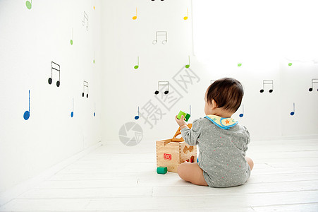 可爱宝宝在房间里玩积木背影图片