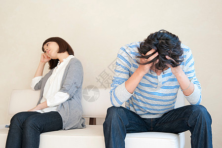 坐在沙发上的情侣夫妻争吵吵架：抱头冷静面对绝望图片