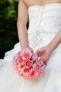 新娘手拿粉红玫瑰花束填写图片